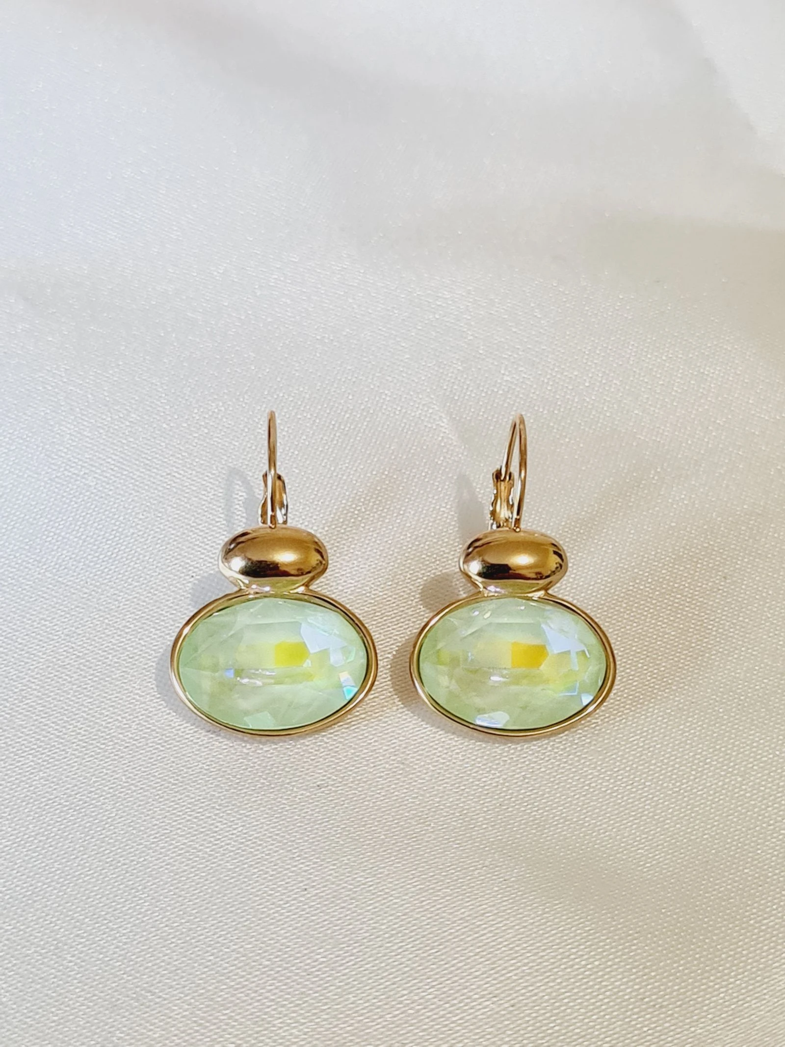 Boucles d'oreilles dorées cristaux verts opale